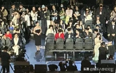 ​澳门这一夜，赵丽颖看到张碧晨开场疯狂抓拍，两人在后台玩亲亲