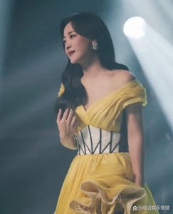 ​惊艳！减肥成功后的贾玲，穿上露肩礼服，烫起妩媚的大波浪