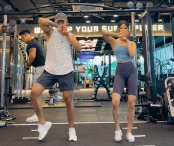 ​赵奕欢健身房与肌肉男热舞，穿瑜伽服身材火辣，扭动身体舞姿性感