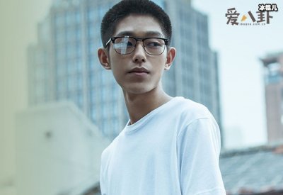 ​王锵家庭背景起底，网传其是同性恋是真的吗？