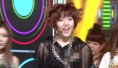 ​t-ara成员左乳曝光 花英衣服下滑不慎露点
