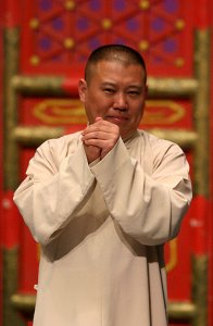 ​郭德纲的两任妻子，王惠名利双收，胡中惠孤独终老，人生差距太大