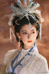 ​陈瑶古装打扮送上中秋祝福，真是人美气质佳！网友:像女儿国国王