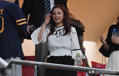 ​日本女星平爱梨，为连续参加四届世界杯的丈夫长友佑都加油