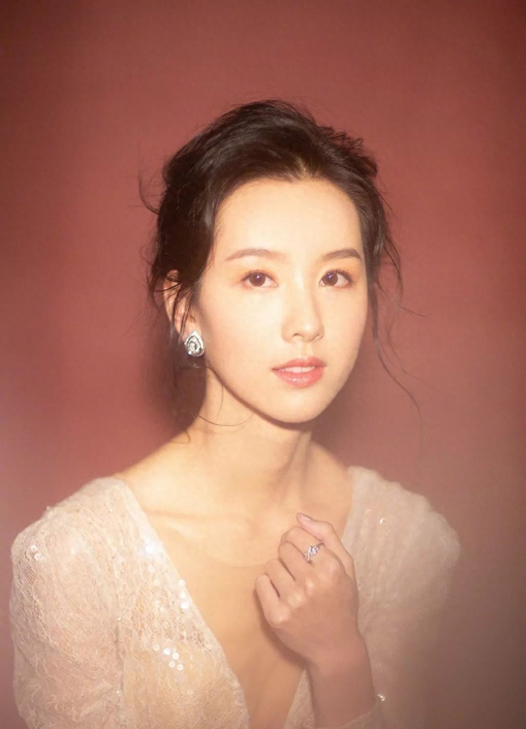 全国高校校花冠军陈都灵，出身于1993年，身高167cm,体重40kg