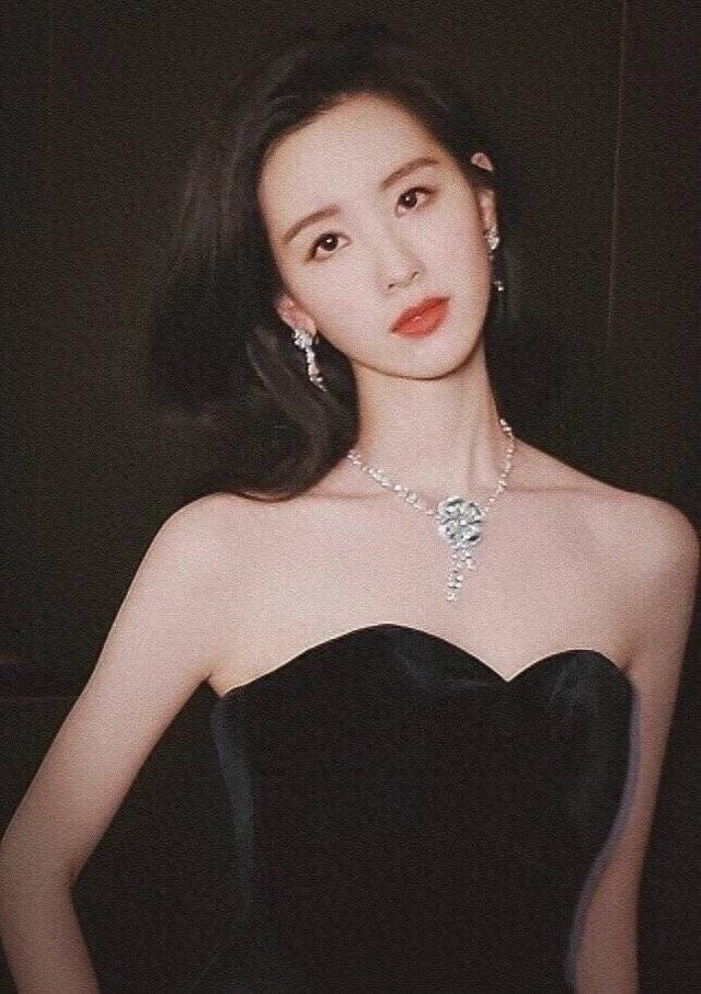 全国高校校花冠军陈都灵，出身于1993年，身高167cm,体重40kg