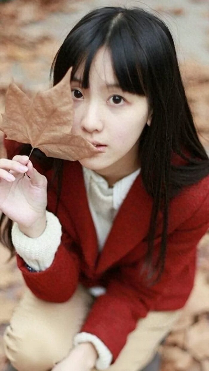 全国高校校花冠军陈都灵，出身于1993年，身高167cm,体重40kg