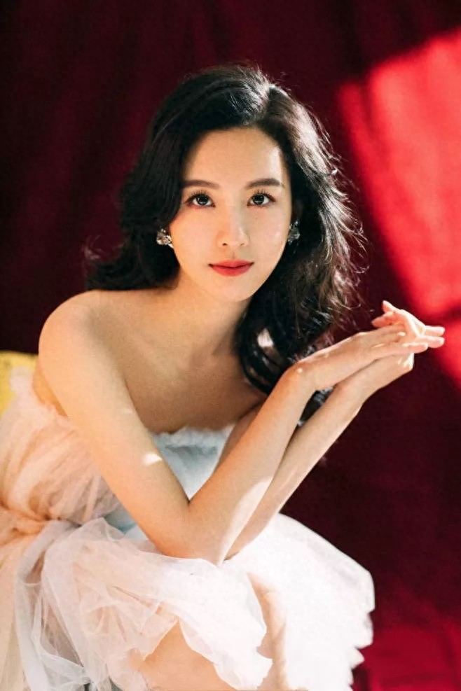 全国高校校花冠军陈都灵，出身于1993年，身高167cm,体重40kg