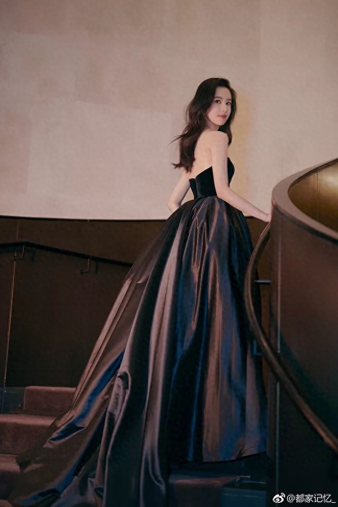 全国高校校花冠军陈都灵，出身于1993年，身高167cm,体重40kg