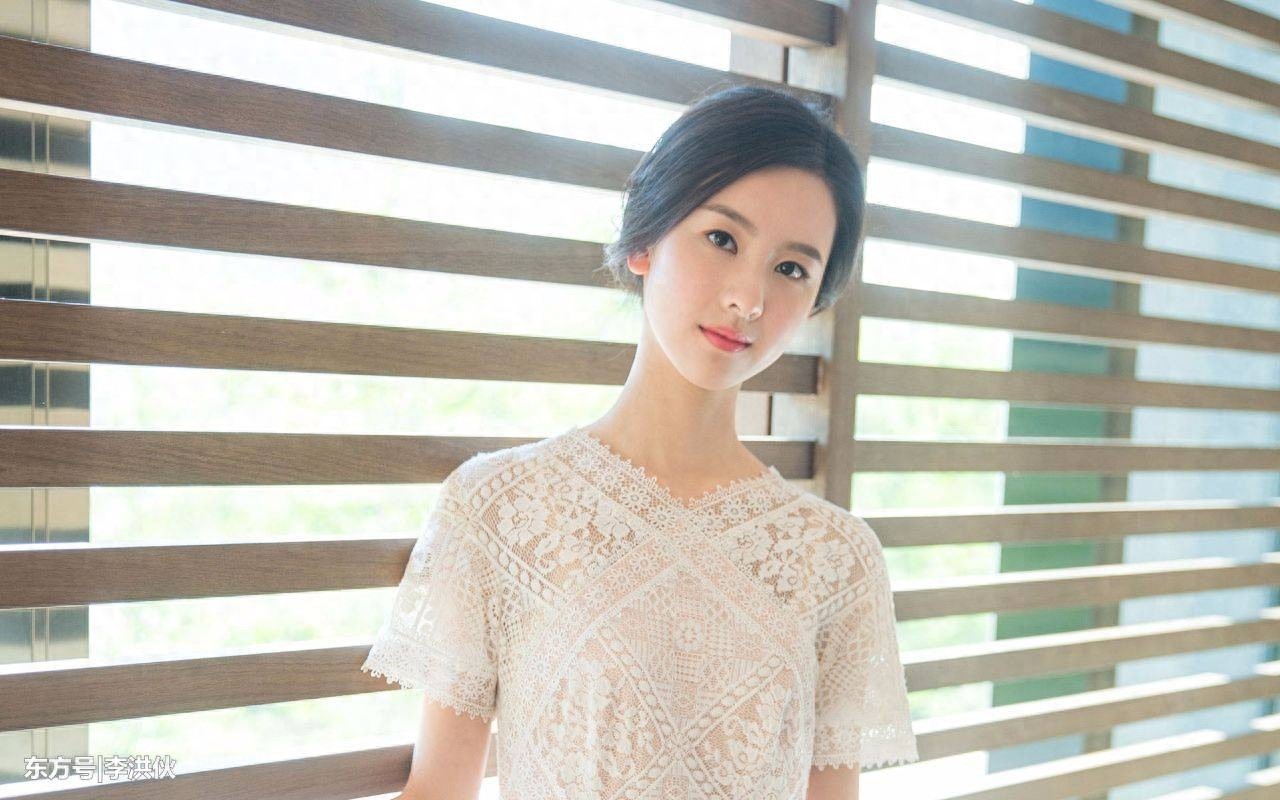 全国高校校花冠军陈都灵，出身于1993年，身高167cm,体重40kg