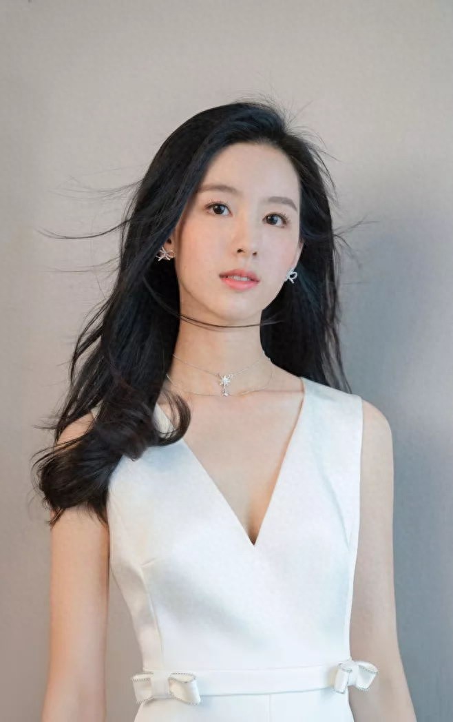 全国高校校花冠军陈都灵，出身于1993年，身高167cm,体重40kg