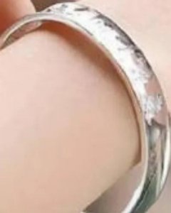 ​银手镯变黑是否真与健康相关？揭开银饰变色的神秘面纱