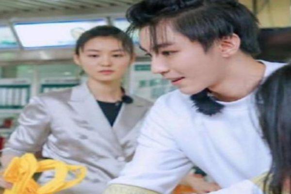 王俊凯女助理突然“走红”，明明只帮忙送饭，颜值却碾压太多网红