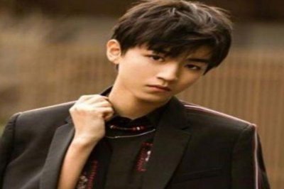 ​王俊凯女助理突然“走红”，明明只帮忙送饭，颜值却碾压太多网红