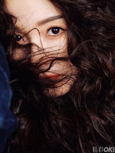 ​陈瑶羊毛卷配红唇 复古优雅风情万种