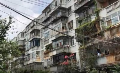 ​孙小果生父同事：孙父曾在单位食堂工作 离婚后一人养俩儿子负担重