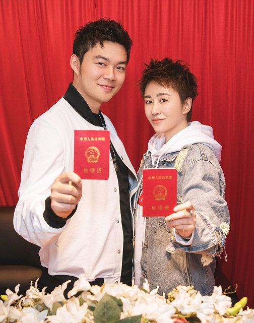 7岁马丽官宣怀孕，幸福发文：最近我忙着长胖，你忙着长大