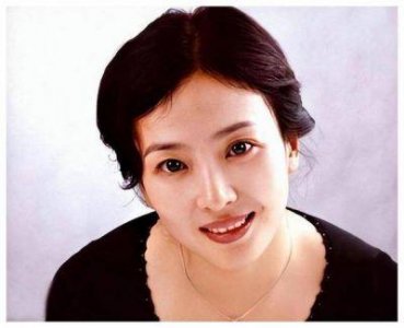 ​刘亦菲母亲：为女付出半生，两度离婚，61岁仍单身